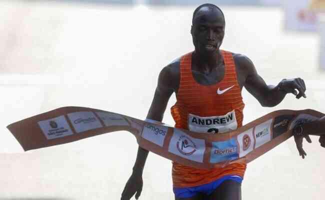 Andrew Rotich domina la carrera.