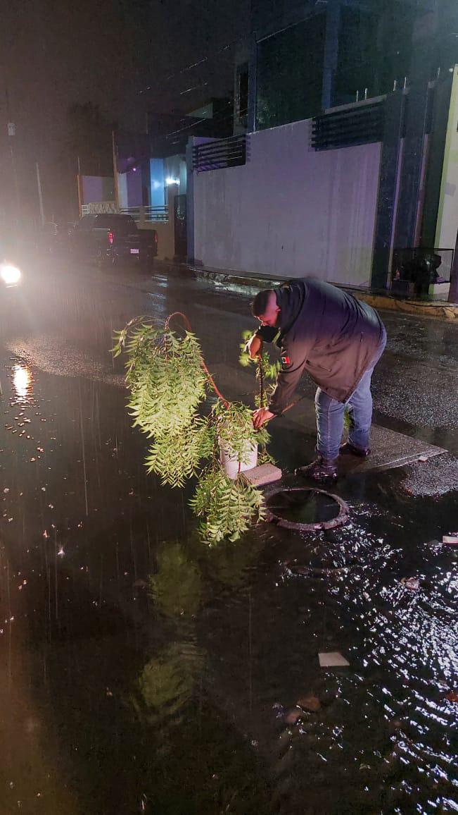 $!Tres viviendas entre el agua dejan lluvias en Escuinapa