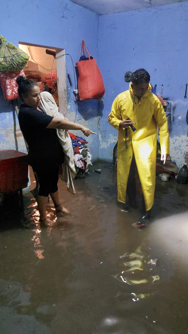 $!Tres viviendas entre el agua dejan lluvias en Escuinapa