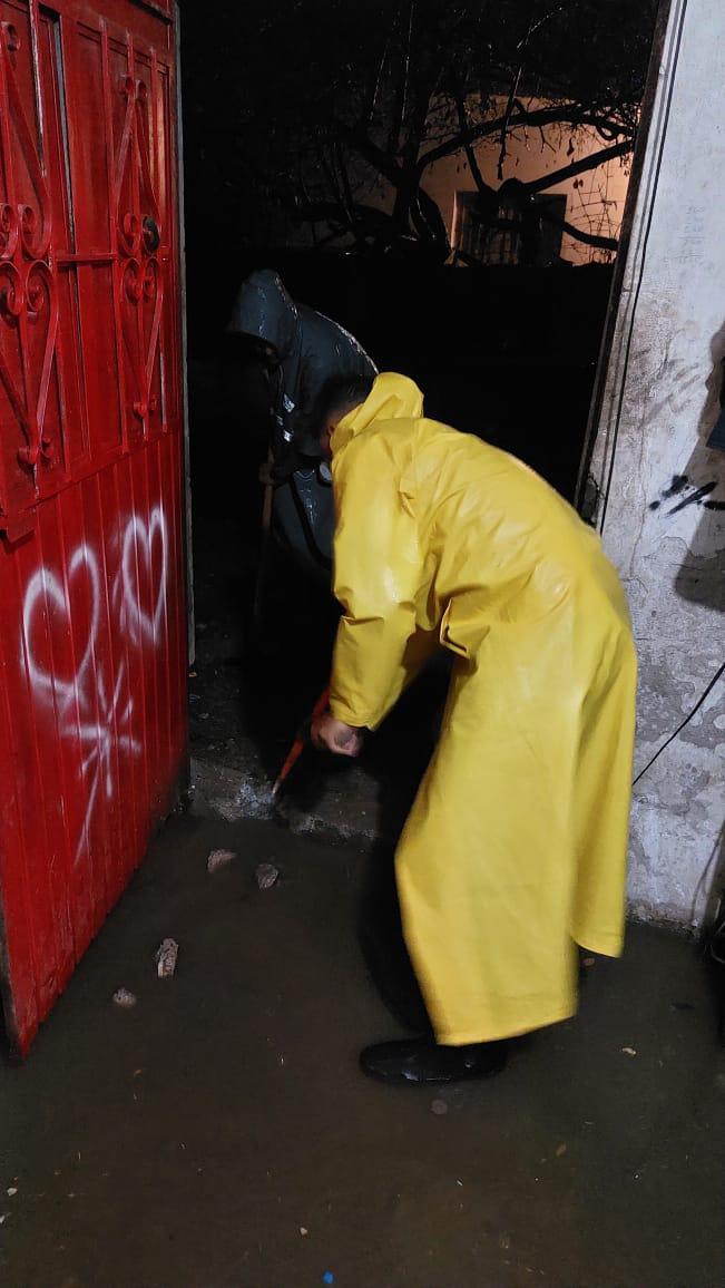 $!Tres viviendas entre el agua dejan lluvias en Escuinapa