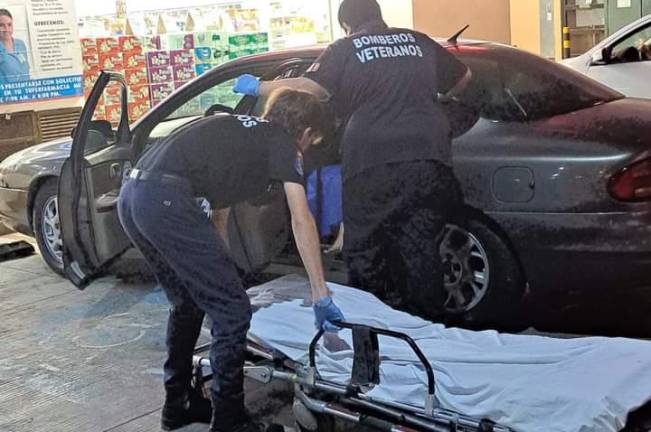 Mujer tiene parto en un auto en Mazatlán; la auxilian Bomberos Veteranos