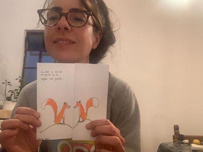 $!Andrea entrega sus galletas junto con una postal que ella misma ilustra.