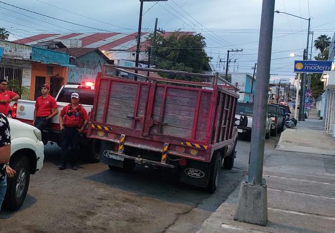 $!En Mazatlán alud de tierra cae sobre trabajador; llega sin vida a la Cruz Roja