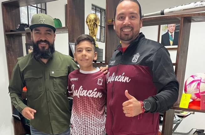 Jorge Julián Puga, junto al director del Imdec, José Alberto Beltrán Figueroa, y el entrenador Manuel Peiro.