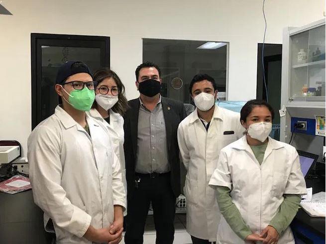 $!El profesor Alejandro Bravo, del Centro Multidisciplinario de Estudios de Biotecnología de la Facultad Medicina Veterinaria de la UMSNH junto con el equipo de investigadores que desarrollan la vacuna anti Covid- Foto: Cortesía UMSNH.