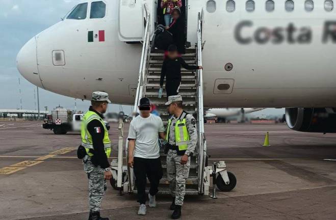 El hombre que intentó secuestras un avión de Volaris y desviarlo a Estados Unidos fue detenido por elementos de la Guardia Nacional.