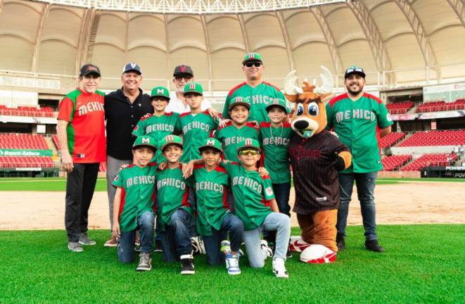 Directivos de Venados de Mazatlán posan junto al equipo mexicano.