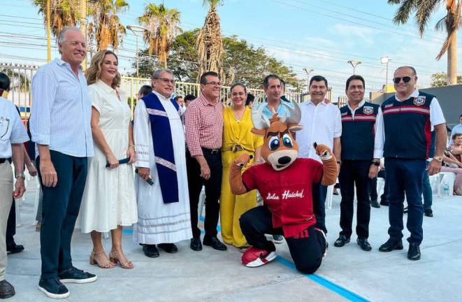 Venny estuvo presente en la nueva estación de Bomberos de Mazatlán.