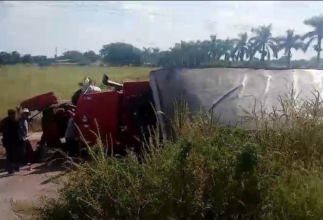 $!Tráiler vuelca en la Autopista Mazatlán-Culiacán, a la altura de La Cruz de Elota