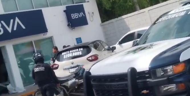 $!Irrumpe camioneta hasta área de ejecutivos de banco de Culiacán