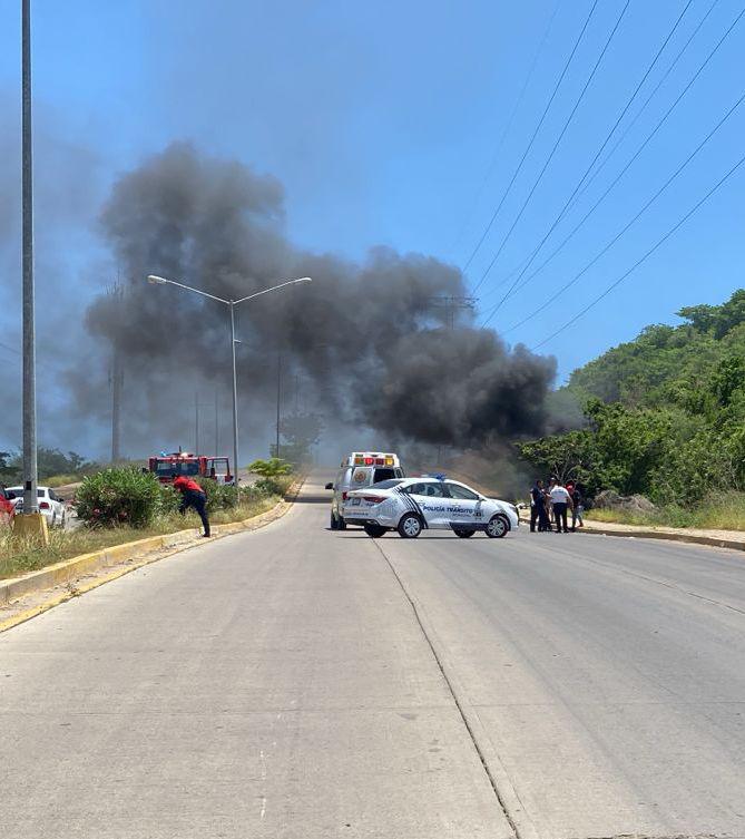 $!Auto cae a barranco y se incendia en Mazatlán