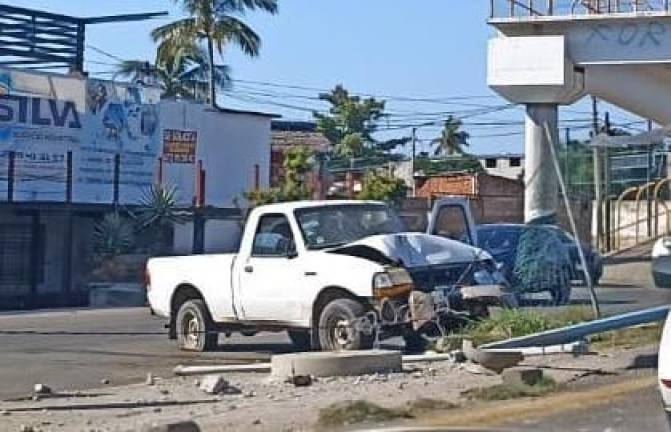 Conductor invade camellón y derriba luminaria con su camioneta en Mazatlán