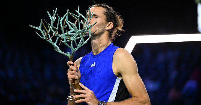 Alexander Zverev conquistó la corona en el Rolex París Masters.