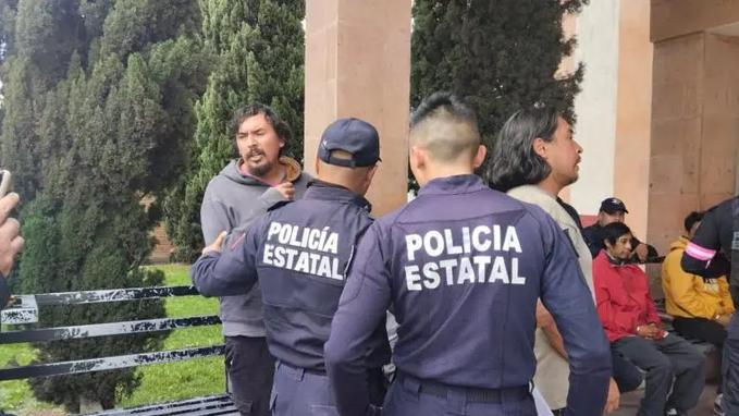 $!Liberan a periodistas detenidos en Edomex acusados de dañar un monumento durante una marcha