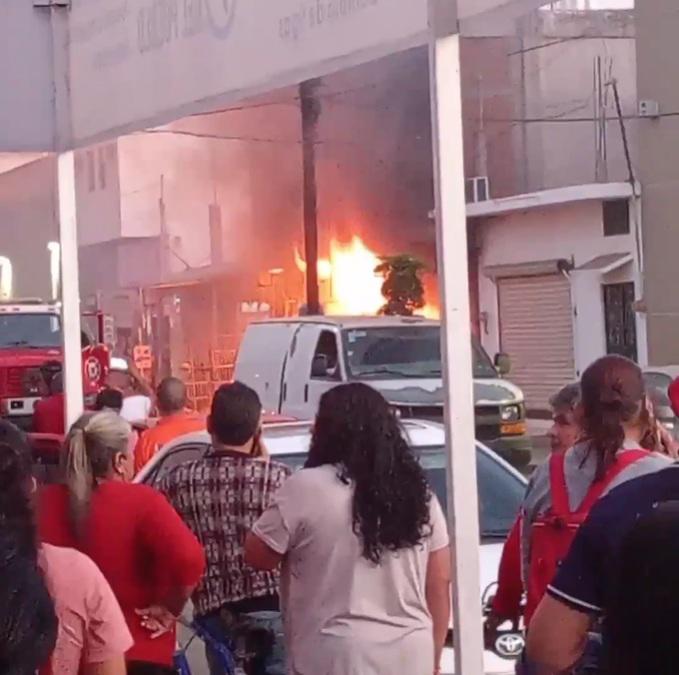 $!Se incendia dulcería en Navolato, se presume que fue provocado por cohetes