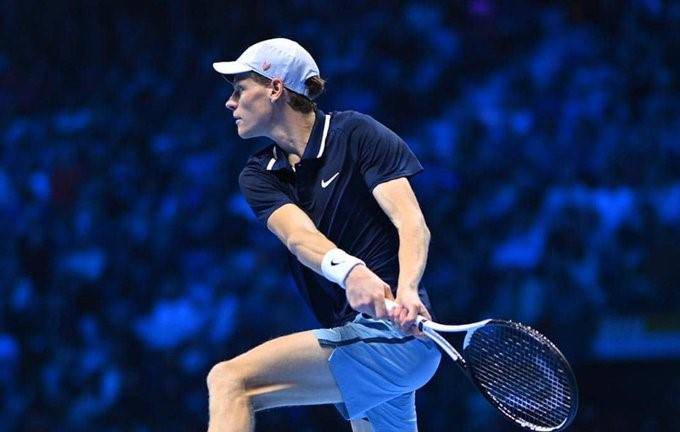 Jannik Sinner atropella a Casper Ruud para pasar a la final en Turín