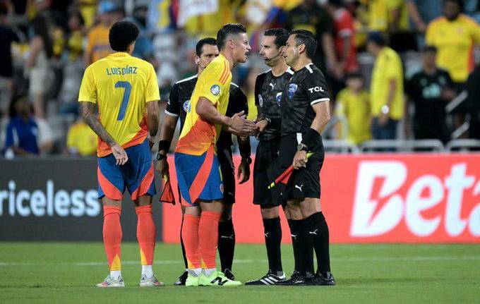 James Rodríguez encara a César Ramos.