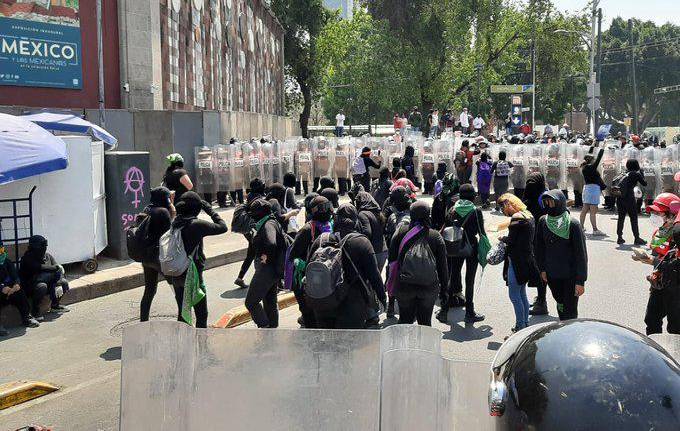 Protesta de mujeres en Ciudad de México avanza hasta el Zócalo sin enfrentarse con policías