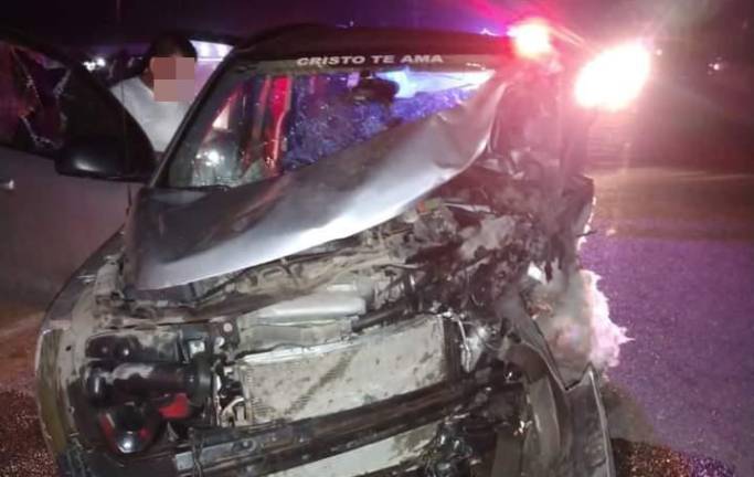 El vehículo en el que viajaba Felipe Camacho quedó severamente dañado tras el accidente.