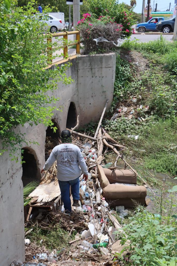 $!Continuar arrojando basura a drenes representa riesgo de inundaciones: COMUN