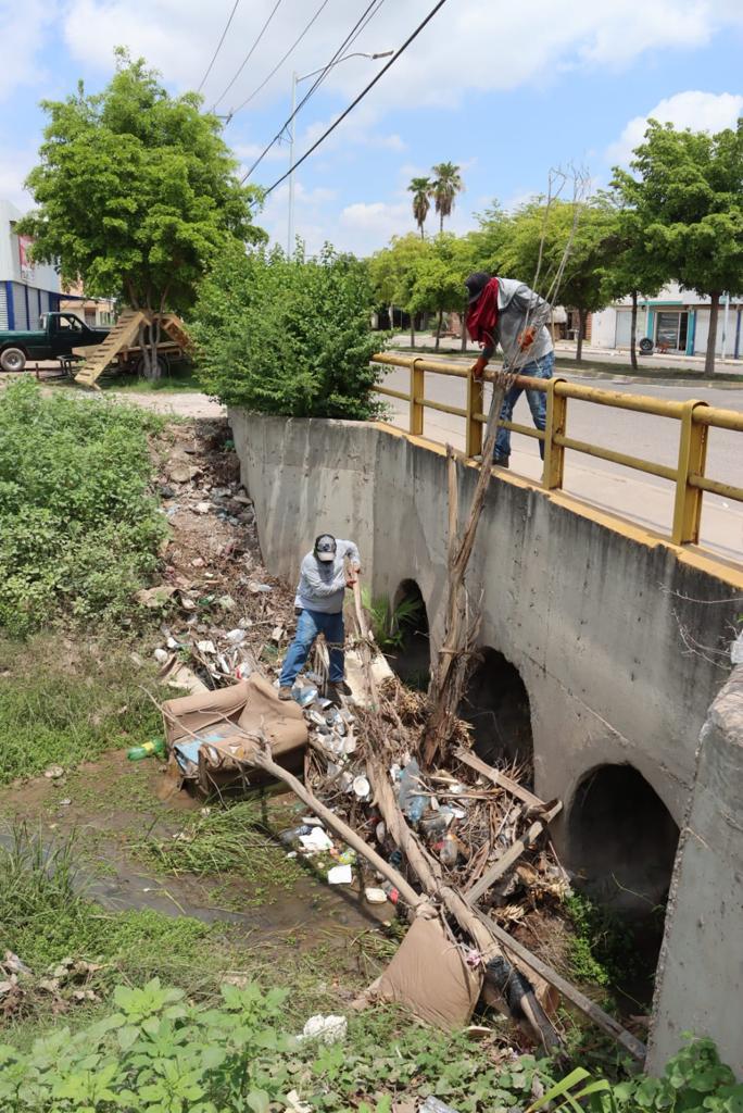 $!Continuar arrojando basura a drenes representa riesgo de inundaciones: COMUN