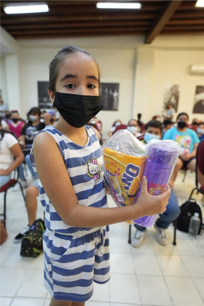 $!Los pequeños recibieron su kit de bienvenida.