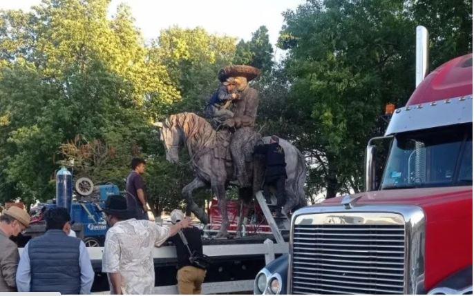 $!Llega estatua de Vicente Fernández a su rancho Los Tres Potrillos