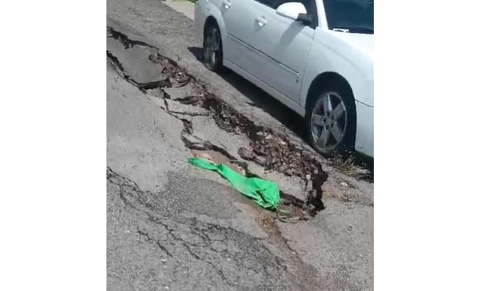 El socavón se encuentra sobre la calle Mazatlán del fraccionamiento Floresta.