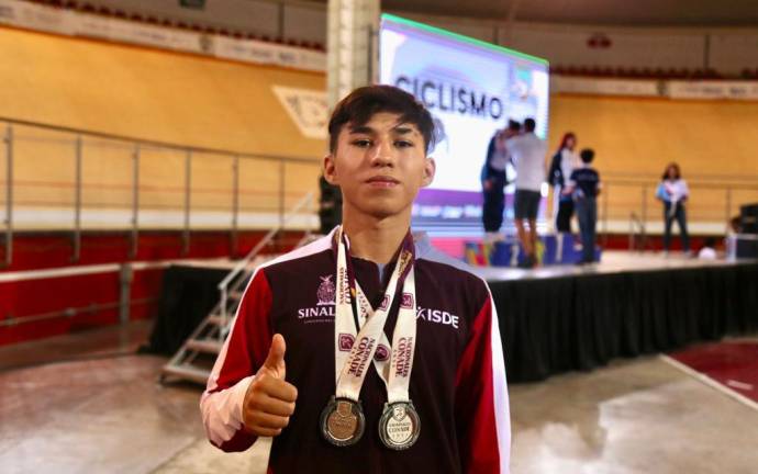 Ariel Robles se cuelga dos medallas de plata.