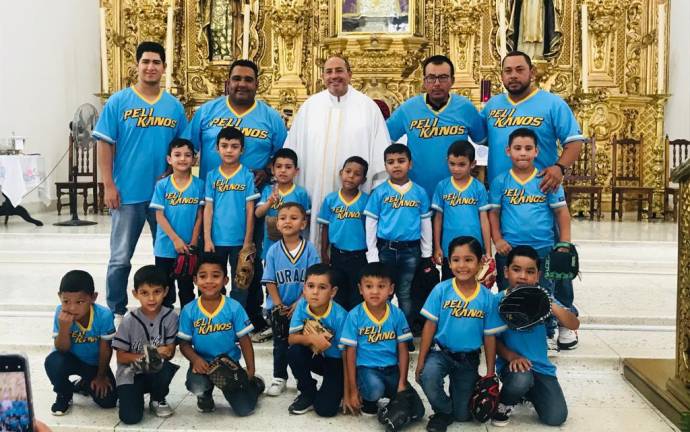 Peloteritos de Liga Pelikanos se encomiendan al Creador previo a viajar al Nacional