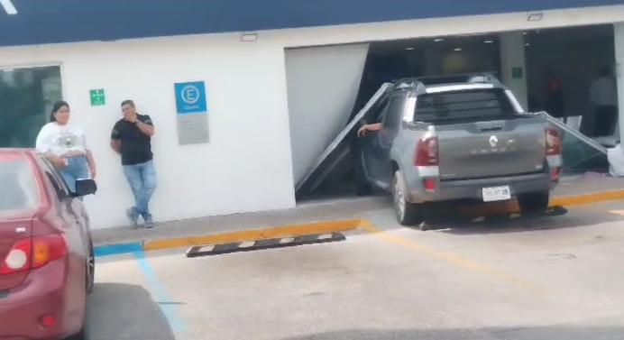 $!Irrumpe camioneta hasta área de ejecutivos de banco de Culiacán