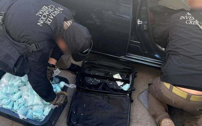 Un cargamento de 354 mil pastillas y 2.7 kilos de producto puro, de presunto fentanilo, fue detectado al interior de una camioneta en la carretera Los Mochis-Navojoa.