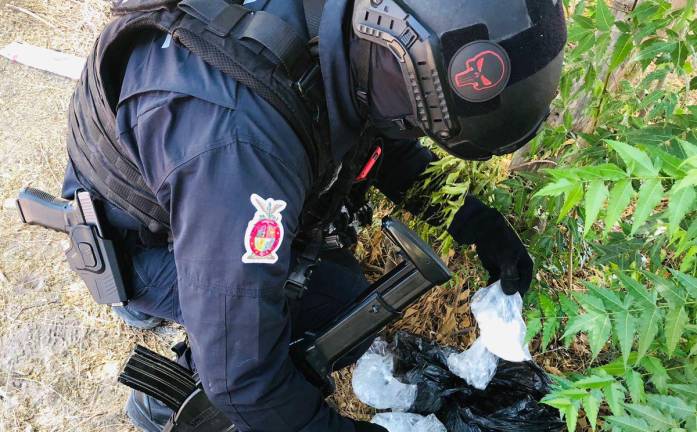 Elementos de la Policía Estatal Preventiva aseguraron las bolsas que contenían presunto cristal.