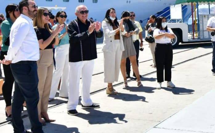 María del Rosario Torres Noriega y Luis Guillermo Benítez Torres en la bienvenida a la nueva embarcación.