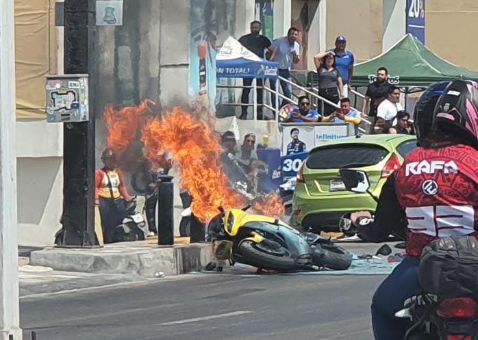 $!VIDEO | Se registran dos accidentes de motociclistas en el mismo crucero en Mazatlán