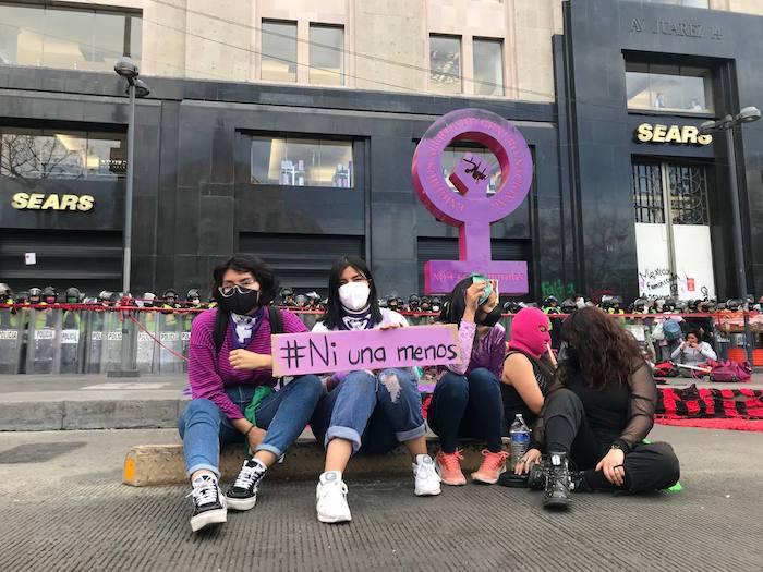 $!Jóvenes en la Calle Benito Juárez