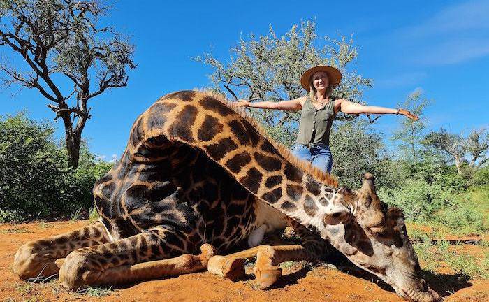 Cazadora presume en Sudáfrica el corazón de una jirafa... y provoca indignación