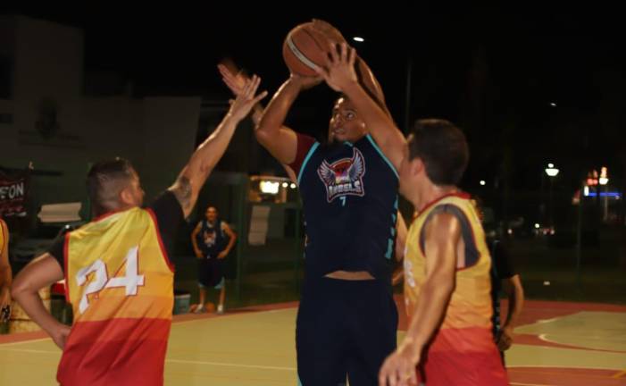 La Liga de Baloncesto del Parque Lineal registra juegos intensos.