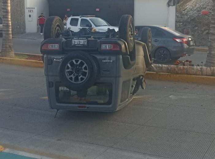 $!Jeep derriba palmera y vuelca en el Paseo Claussen en Mazatlán