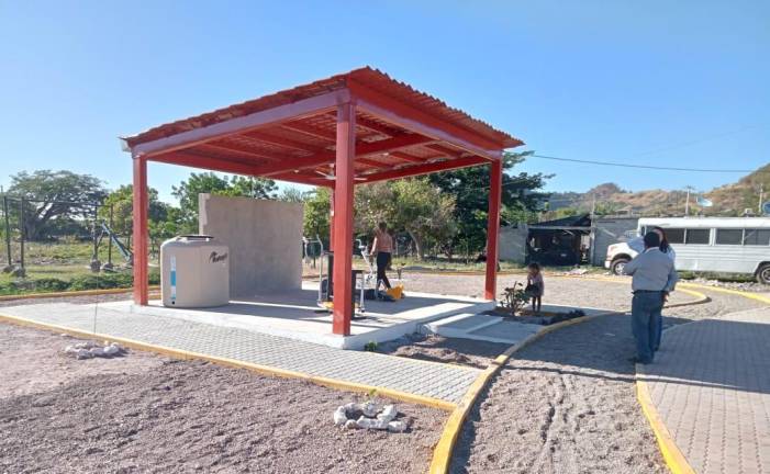 Los habitantes de esta comisaría se han unido en las labores de limpieza y construcción de este parque.