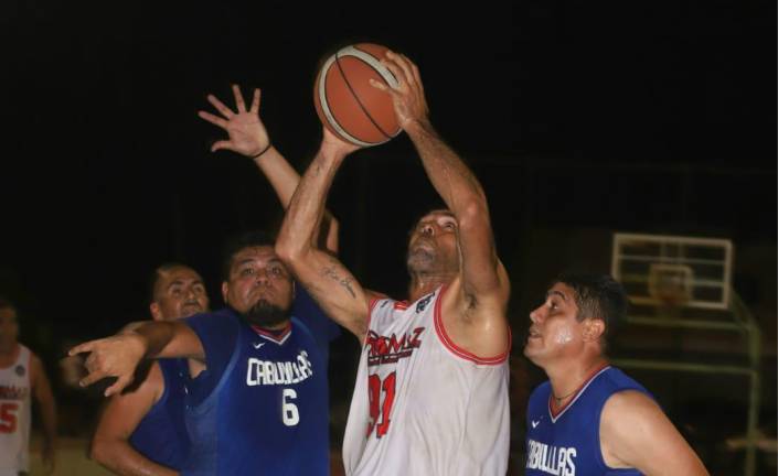 Intensos duelos hubo en la cancha del Infonavit Playas.