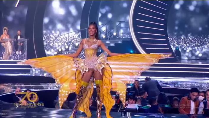 $!Miss Universo 2021: En la pasarela preliminar, Déborah Hallal brilla con su traje típico