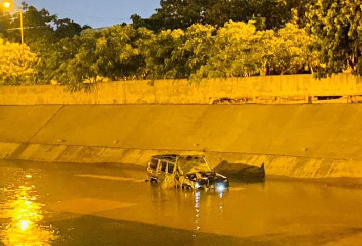 $!Por lluvia de cinco horas, movilizan a 380 personas en Mazatlán; canales y arroyos se desbordaron