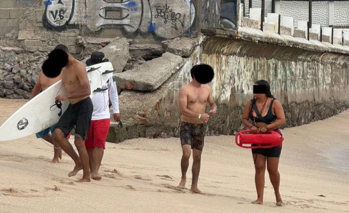 Salvavidas rescatan a turista en la Playa Camarón, en Mazatlán