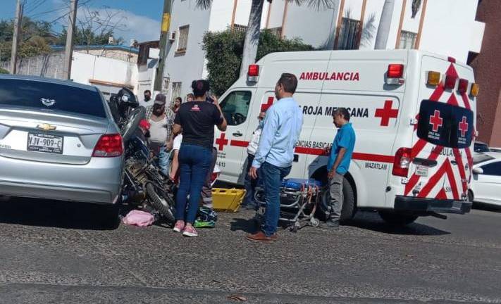 El motociclista circulaba de sur a norte sobre la Avenida La Marina y chocó en el costado derecho de un automóvil Aveo.