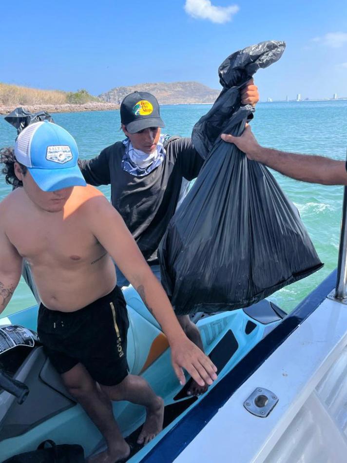 $!Realizan limpieza submarina en las aguas frente a Isla Venados