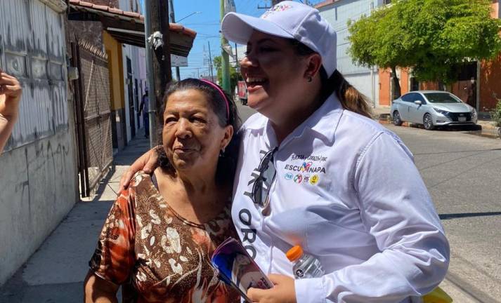 Promete Yaki Oros reparar el drenaje en el Centro de Escuinapa