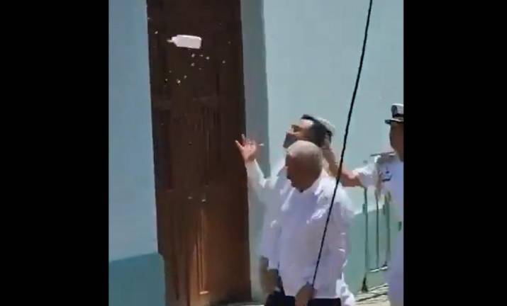 Arrojan a AMLO botella de agua en su última visita a Veracruz; le gritan ‘dictador’