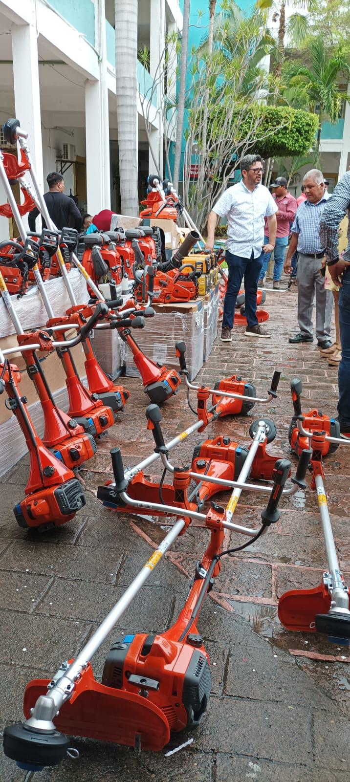 $!Entrega Gobierno de Mazatlán maquinaria para Parques y Jardines