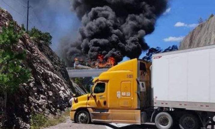 Grupo armado incendia tráiler y atraviesa otros para bloquear la Durango-Mazatlán